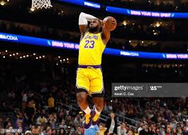 James y los Angeles Lakers renuevan su contrato por dos años
